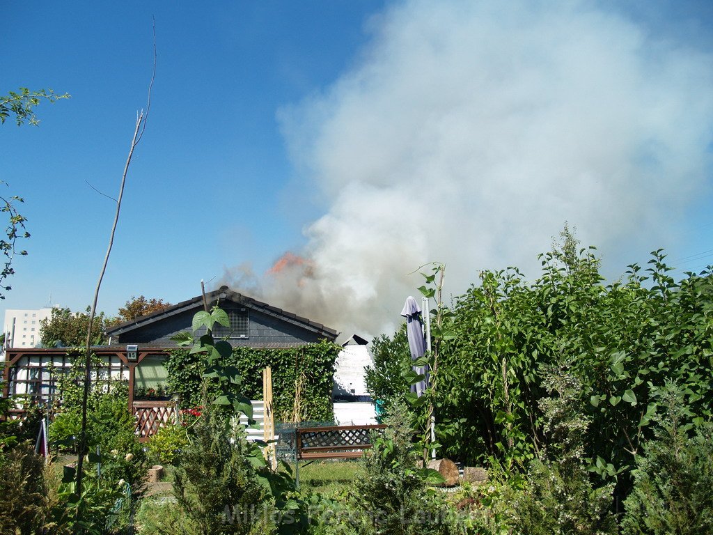 Gartenlaube in Vollbrand Koeln Poll Im Gremberger Waeldchen P016.JPG